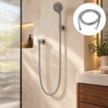 Manguera flexible cromada para teleducha de 2 m instalada en baño contemporáneo