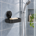Jabonera de baño con ventosa instalado en un baño contemporáneo