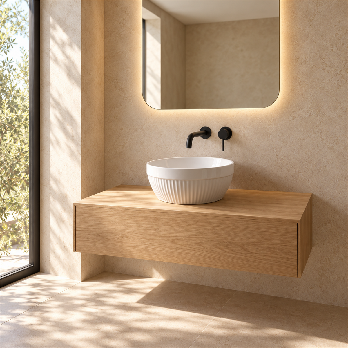Lavamanos Gretta blanco de sobreponer en un baño cálido; grifería, mueble y decoración no incluidos.