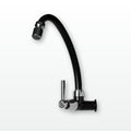 Llave sencilla de pared Onyx en ABS negro instalada en cocina clara