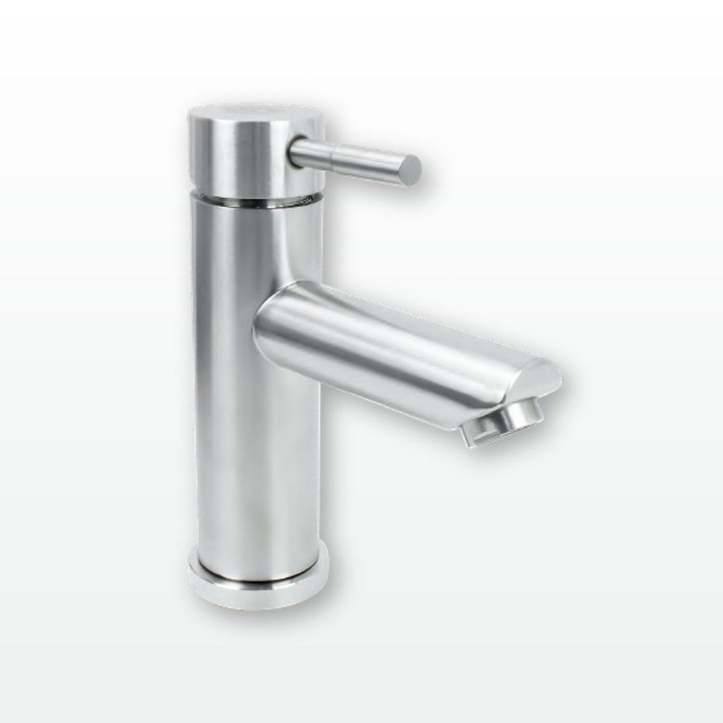 Mezclador para lavamanos en acero inoxidable satinado instalado en baño claro