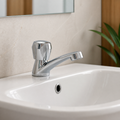 Llave plástica para lavamanos Mirage instalada en baño claro