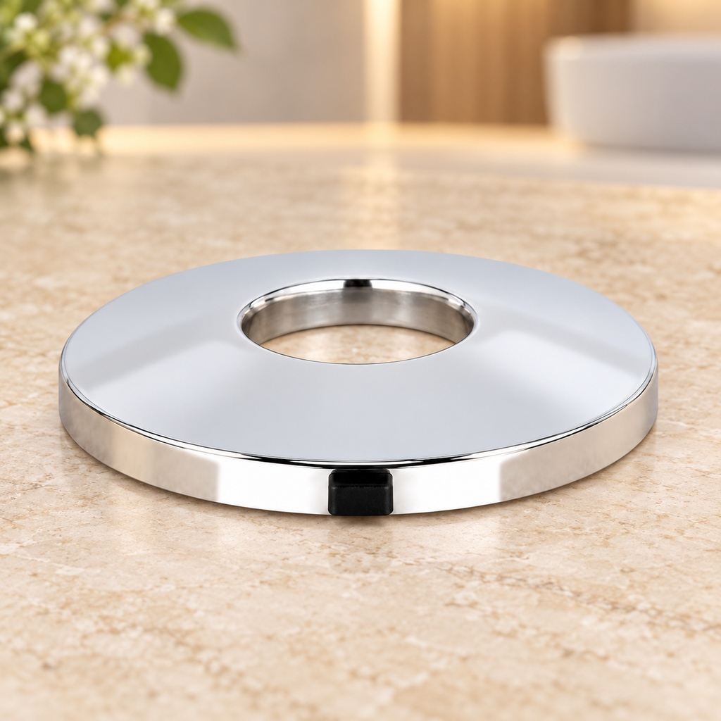 Escudo plano para regadera suelto sobre piedra cálida antes de instalar; accesorios del ambiente no incluidos.