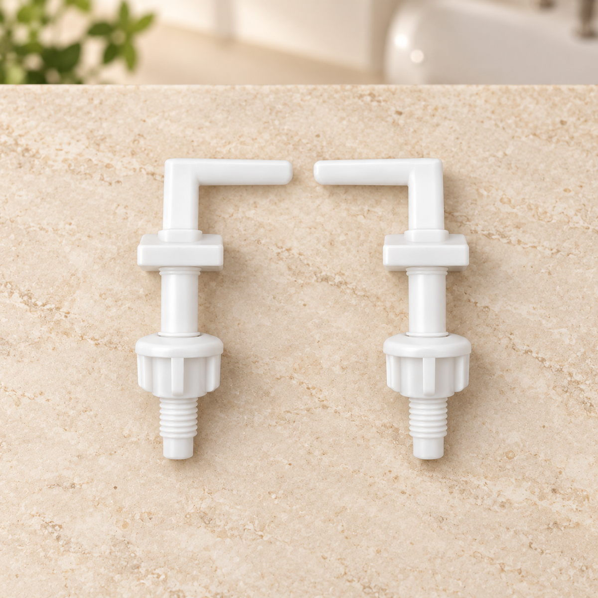 Kit de herrajes para asiento sanitario redondo x 2 suelto sobre piedra cálida antes de instalar; accesorios del ambiente no incluidos.