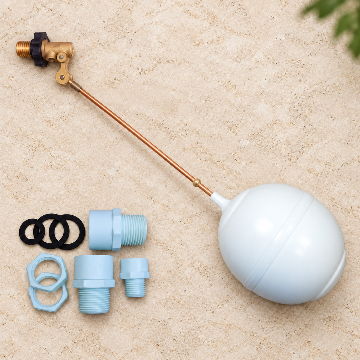 Kit de tanque alto macho de ½″ con accesorios PVC suelto sobre piedra cálida antes de instalar; accesorios del ambiente no incluidos.