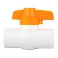Válvula de bola en PVC para soldar de ¾ de pulgada sobre fondo blanco. Cuerpo blanco y manija naranja.