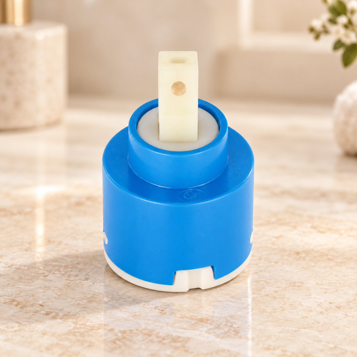 Cartucho para monocontrol de ducha de 40 mm suelto sobre piedra cálida antes de instalar; accesorios del ambiente no incluidos.