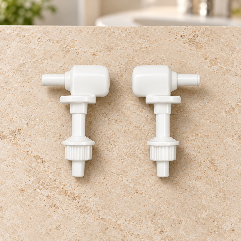Kit de herrajes para asiento sanitario de cierre lento blanco suelto sobre piedra cálida antes de instalar; accesorios del ambiente no incluidos.