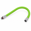 Cuello flexible verde para monomando de lavaplatos sobre fondo blanco