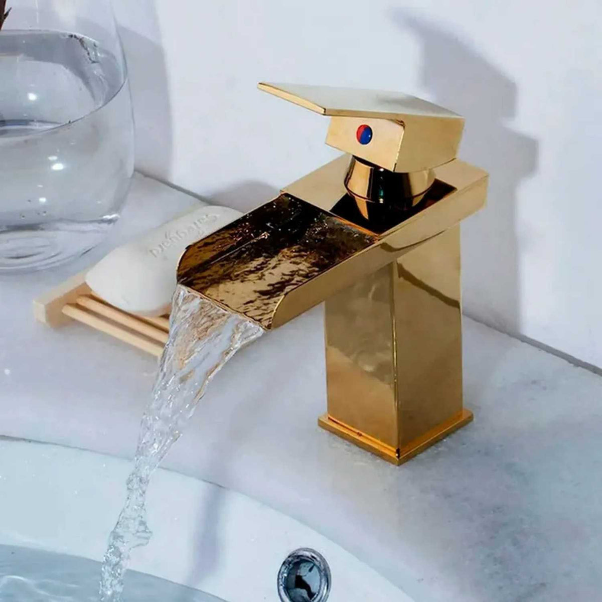 Grifería Monocontrol Lavamanos Cascada Oro Brillante 20 cm