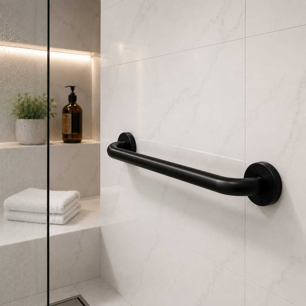 Barra de seguridad negro mate de 40 cm instalada en una ducha