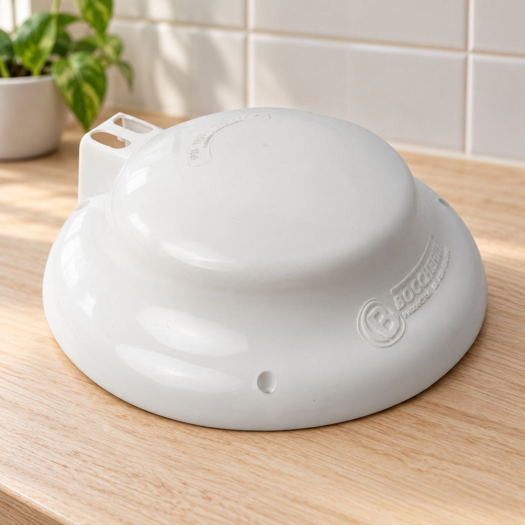 Tapa Blanca para Ducha Maxi Zent 220 V, repuesto completo sobre mesón de madera en un baño, sin instalar