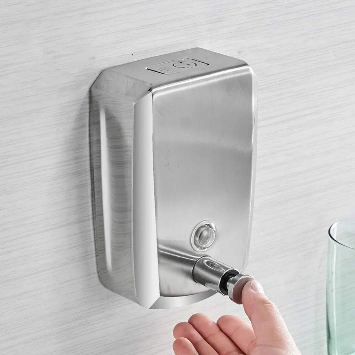Dispensador de jabón líquido de acero inoxidable 304 instalado con pulsador frontal