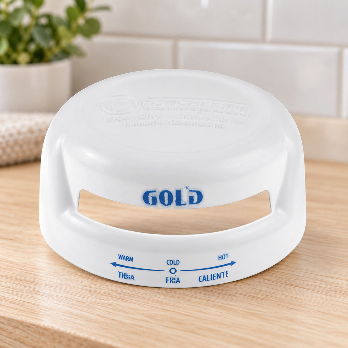 Tapa Blanca con Selector para Ducha Gold 110 V, repuesto completo sobre mesón de madera en un baño, sin instalar