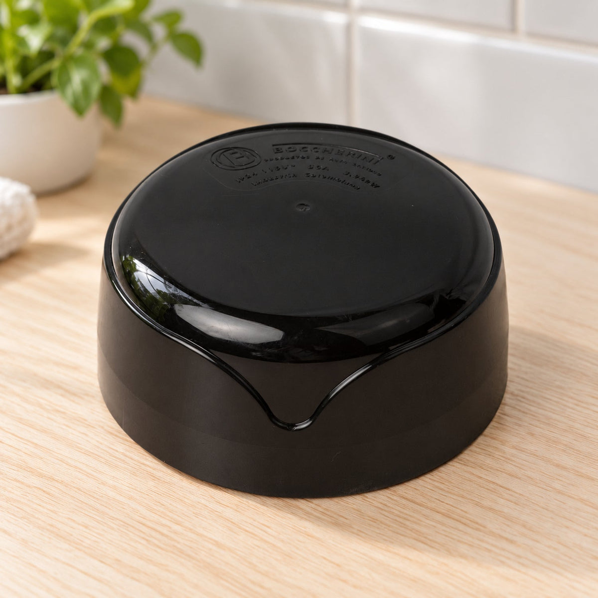 Tapa Negra Superautomática para Ducha Gold 110 V, repuesto completo sobre mesón de madera en un baño, sin instalar