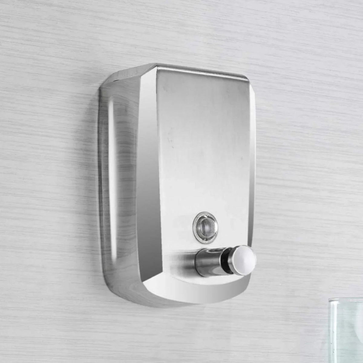 Dispensador de jabón cromado con visor de nivel instalado en pared