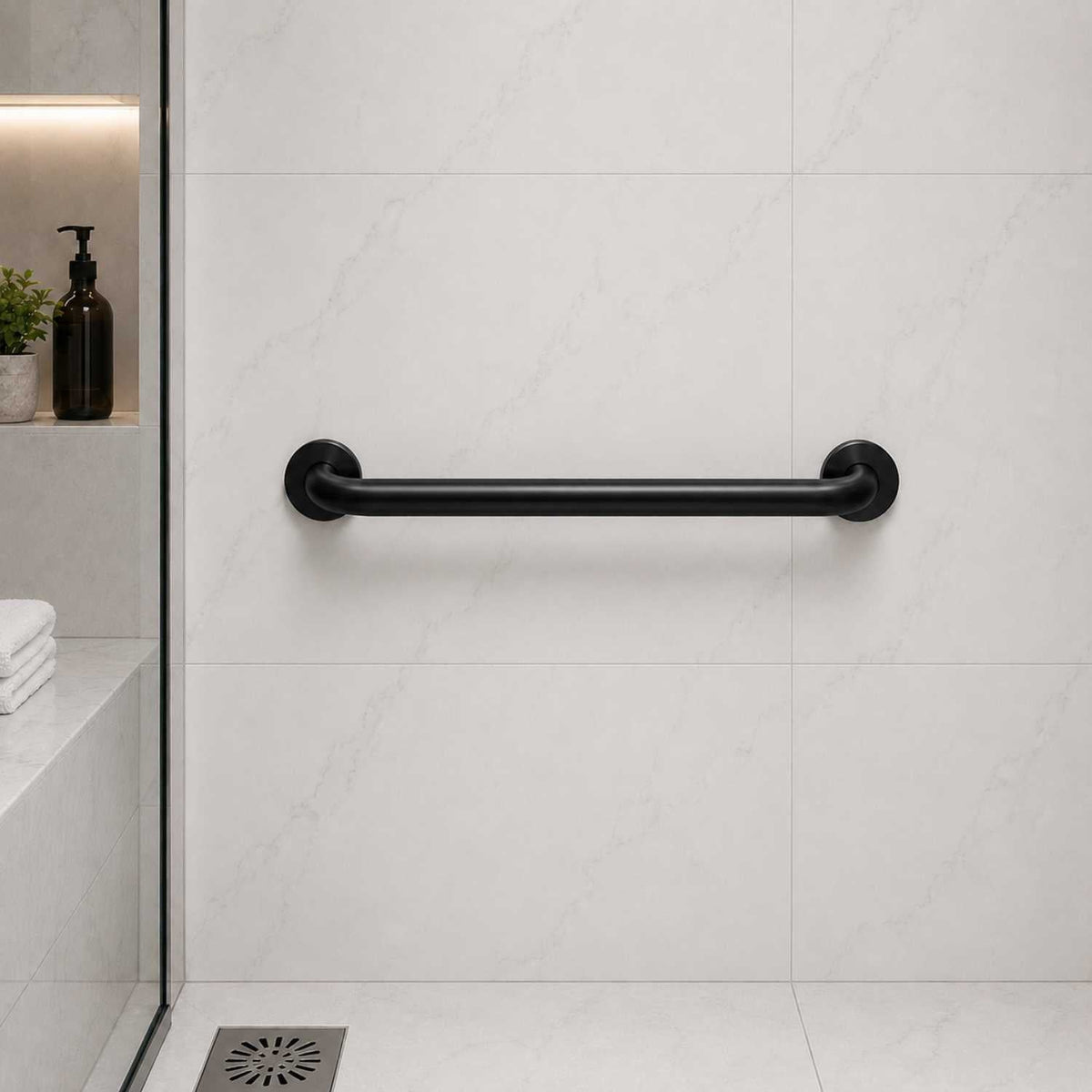 Barra recta de seguridad negro mate instalada en una ducha clara