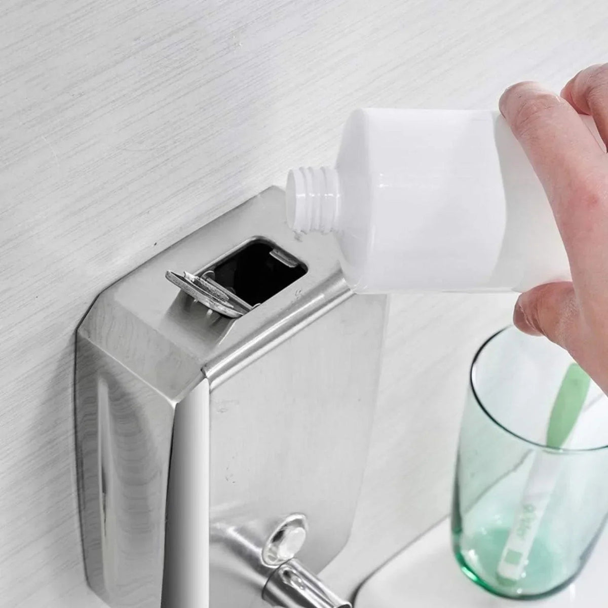 Recarga de jabón mediante la tapa superior del dispensador