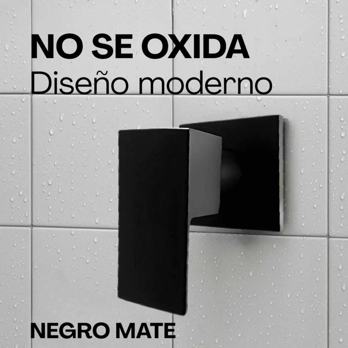 Detalle de la manilla cuadrada negro mate montada sobre revestimiento de baño