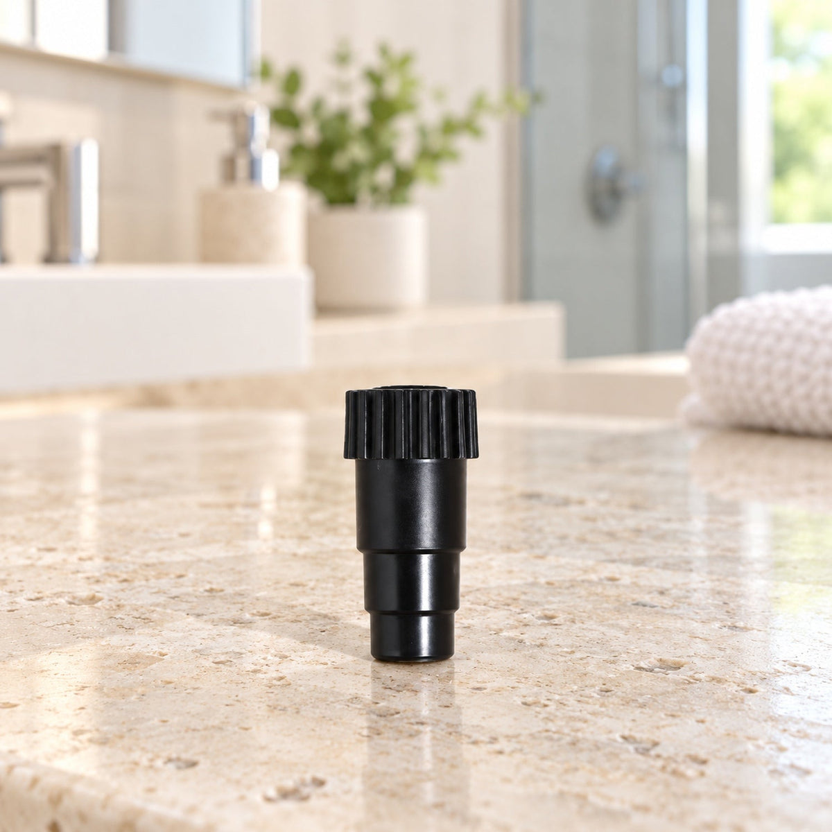 Tapón Negro Para Bajante De Regadera — pieza suelta en contexto de baño