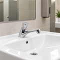 Llave push baja para lavamanos instalada en baño