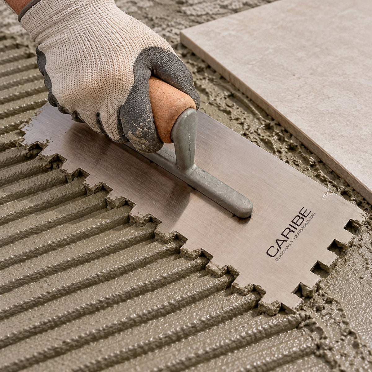 Llana Dentada 10 × 10 mm Con Mango De Madera — ambientacion cercana