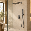 Kit de ducha gris instalado en baño cálido