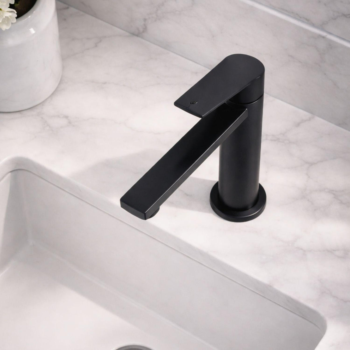 Llave Lavamanos Baja Lincon Negro