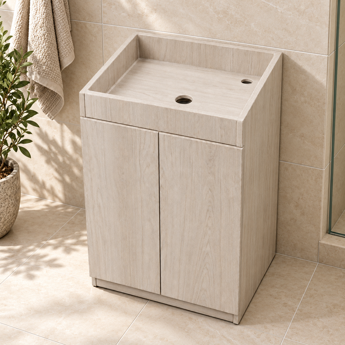 Mueble de baño claro de dos puertas sin lavamanos en baño cálido