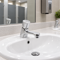 Llave push para lavamanos instalada en baño