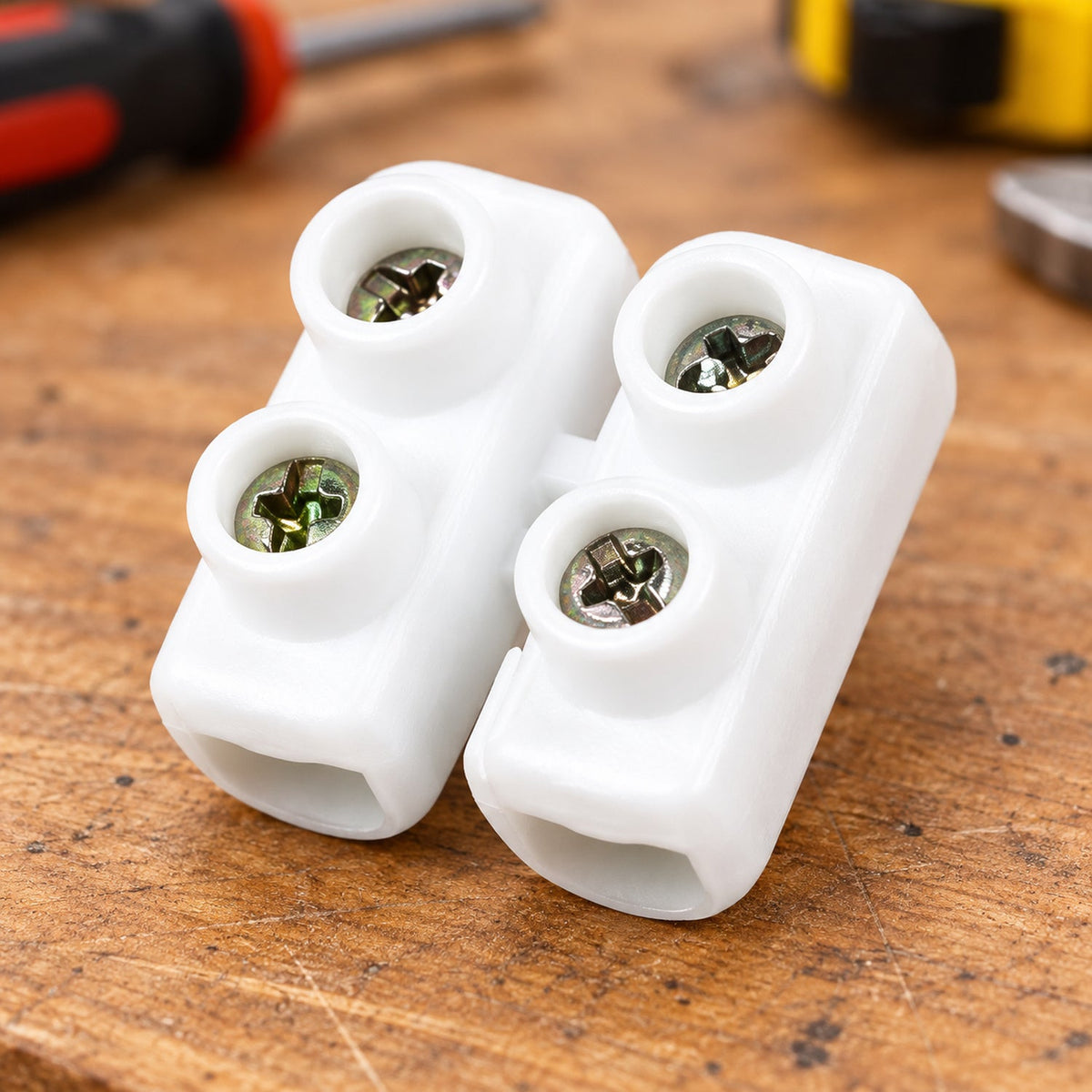 Conector Eléctrico Blanco De 60 A — fotografía contextual