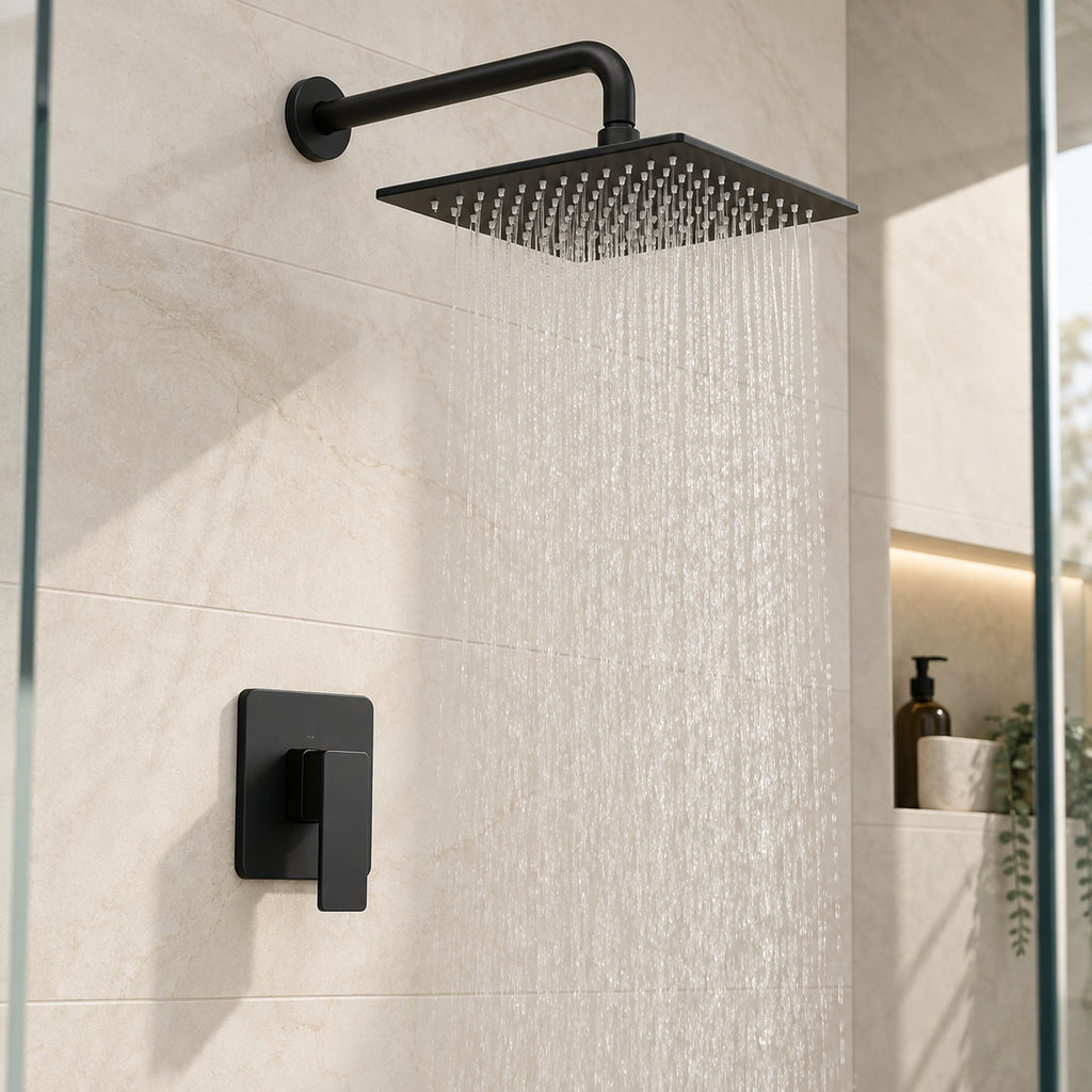Kit de ducha negro mate con regadera cuadrada de 20 cm, tubo redondo y monocontrol cuadrado instalado en baño claro.