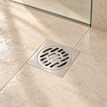 Rejilla de piso de acero inoxidable instalada al ras del piso con tapa circular cerrada