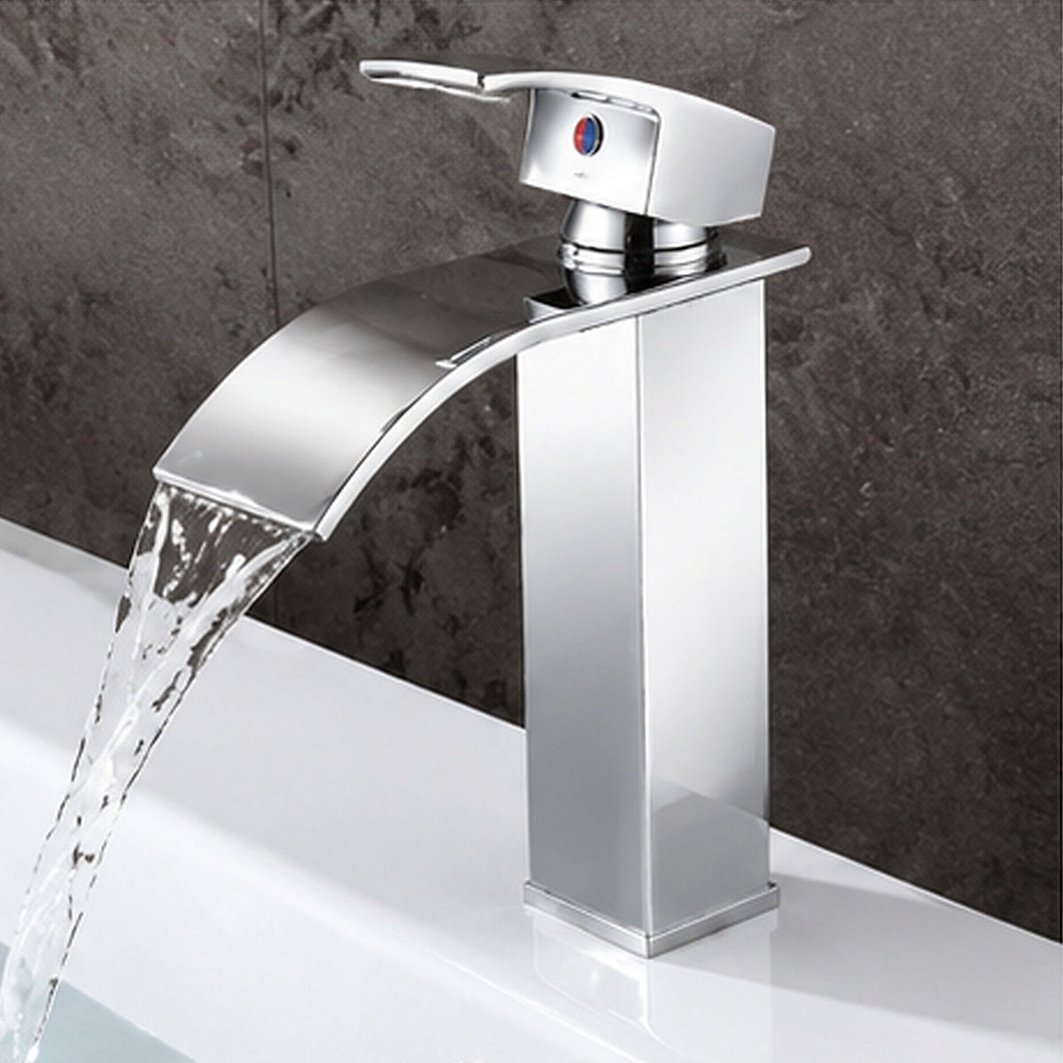 Grifería monocontrol cascada cromada SKU 210 en funcionamiento sin bordes blancos