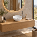 Lavamanos Mug blanco instalado: vista amplia del baño. Grifería, desagüe, cubierta, mueble y decoración no incluidos.